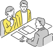 スタッフの説明を聞いている夫婦の様子